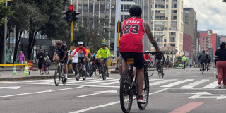 Ciclistas recorren calles de Bogotá durante jornada de Ciclovía con cierre vehicular temporal