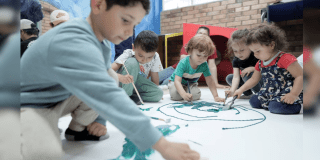 Imagen de varios niños de la primera infancia disfrutando del evento.