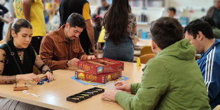 Imagen de un grupo de personas jugando juegos de mesa en Bibliotecas Públicas de Bogotá