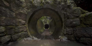Foto que muestra un túnel y una salida de agua 