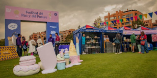 Foto de una de las ferias de 'Hecho en Bogotá' con exhibiciones de emprendimientos y productos locales.