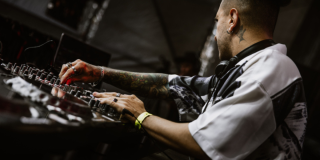 Imagen de hombre Dj tocando una consola electrónica
