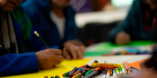 Foto de una persona coloreando 