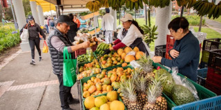 Foto de uno de los Mercados Campesinos en Bogotá.