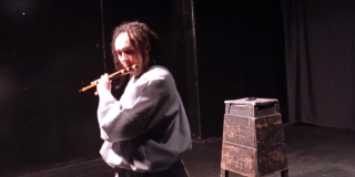 Foto de una persona tocando flauta 