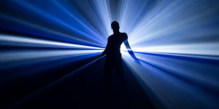 Imagen de una persona de la cual salen muchos destellos de luz