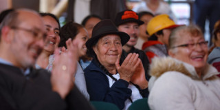 Imagen de persona mayor disfrutando espectáculo cultural 