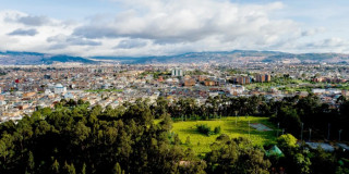 Foto panorámica de Bogotá que muestra edificios y árboles 