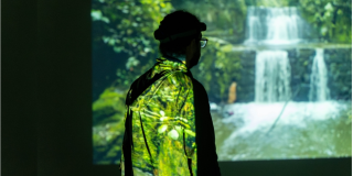 Imagen de un hombre viendo la exposición de una de los hallazgos arqueológicos.