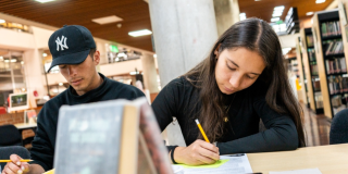 Imagen de usuarios escribiendo en bibliotecas públicas de Bogotá