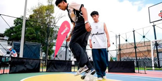 Foto que muestra dos hombres jugando fútbol 