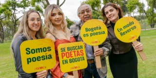 Imagen de cuatro personas con letreros sobre Festival Reverso 2025
