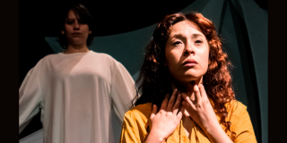 Imagen de dos mujeres en escena con cara de angustia.