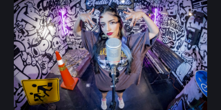 Imagen de una mujer integrante de la banda que se presentará en el Teatro El Ensueño.