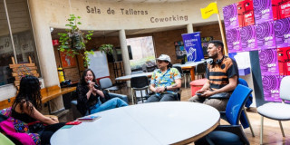 Imagen de personas reunidas en sala de talleres en BibloRed