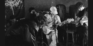 Imagen de Espinoza con su banda tocando sus instrumentos.