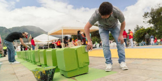 Imagen de dos hombres pintando espacios urbanos