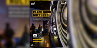 Imagen de mujer observando un tablero luminoso de planetas
