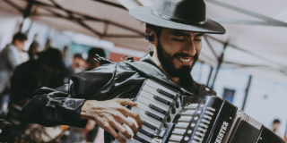 Imagen de un artista tocando acordeón 