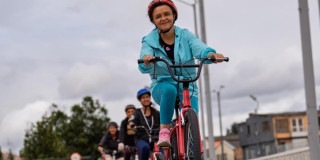 Personas recorren en bicicleta la Ciclovía de Bogotá durante jornada recreativa al aire libre con vías habilitadas para su desplazamiento.