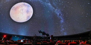 Imagen con fondo de luna con estrellas en el Domo del Planetario de Bogotá