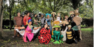 Imagen del grupo de artistas con trajes típicos de la cultura múisca y varios animales.