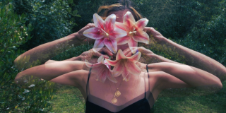 Imagen de una mujer con varias flores.