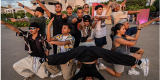 Imagen de varios hombres jóvenes que bailan breakdance.