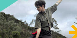 Imagen de un hombre joven participando en el taller.