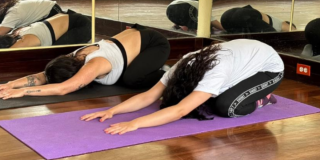 Imagen de dos mujeres practicando yoga en Bogotá.