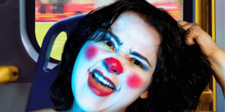 Imagen de una mujer joven que tiene su cara pintada como una payasa.