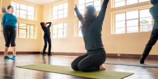 Imagen de varias mujeres vestidas en ropa de gimnasio que toman el taller de la Casona.