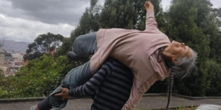 Imagen de una mujer mayor en un espacio exterior de la Casona de la Danza