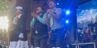 Imagen tres payasos protagonistas de la obra que se encuentran de rodillas..