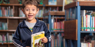 Imagen de un niño con un libro "Días con sapo y sepo" en Bibliotecas Públicas de Bogotá
