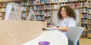 Imagen de una niña con un libro abierto en las bibliotecas públicas de Bogotá