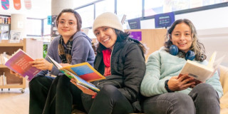 Imagen de 3 mujeres con libros en la mano en clubes de poesía de BibloRed
