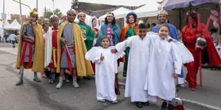 Imagen de personas representando la Fiesta de Reyes Magos y Epifanía.