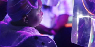 Imagen de bebé mirando reflejo de luces en taller 'Rayito'