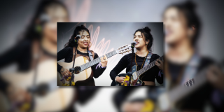 Imagen de Briela Ojeda e Isabel Ramírez “La Muchacha” tocando guitarras en concierto.