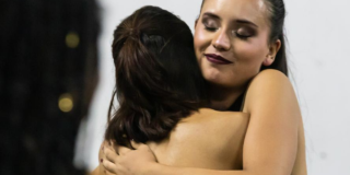 Imagen de dos mujeres que se abrazan.