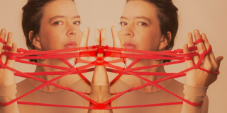 Foto de una mujer con una cuerda roja 