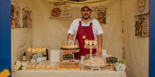 Foto de un hombre y su emprendimiento en el Festival de Los Postres y el Pan en Bogotá.