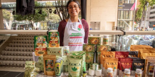 Foto de una mujer en uno de los Mercados Campesinos de Bogotá.