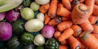 Foto de verduras como cebollas, zanahorias y otras.