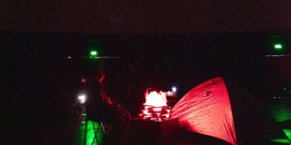 Imagen de un niño con una carpa en el Domo del Planetario de Bogotá