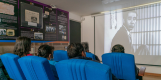Imagen de sala de cine con fondo de pantalla cortos en las bibliotecas públicas de Bogotá