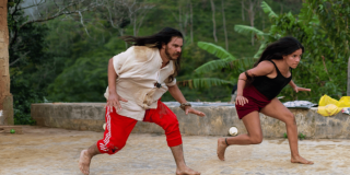 Imagen de un hombre y una mujer en el taller de choque.