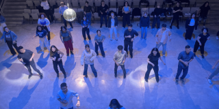 Imagen de varias personas tomando las clases de salsa y bachata en el CEFE Chapinero.