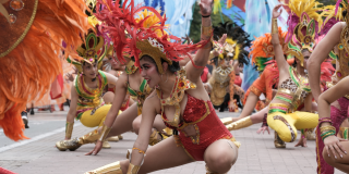 Imagen de comparsa bailando en vía pública